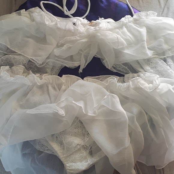 Elegant White Ruffled Intimate Set - Picture 8 of 8
